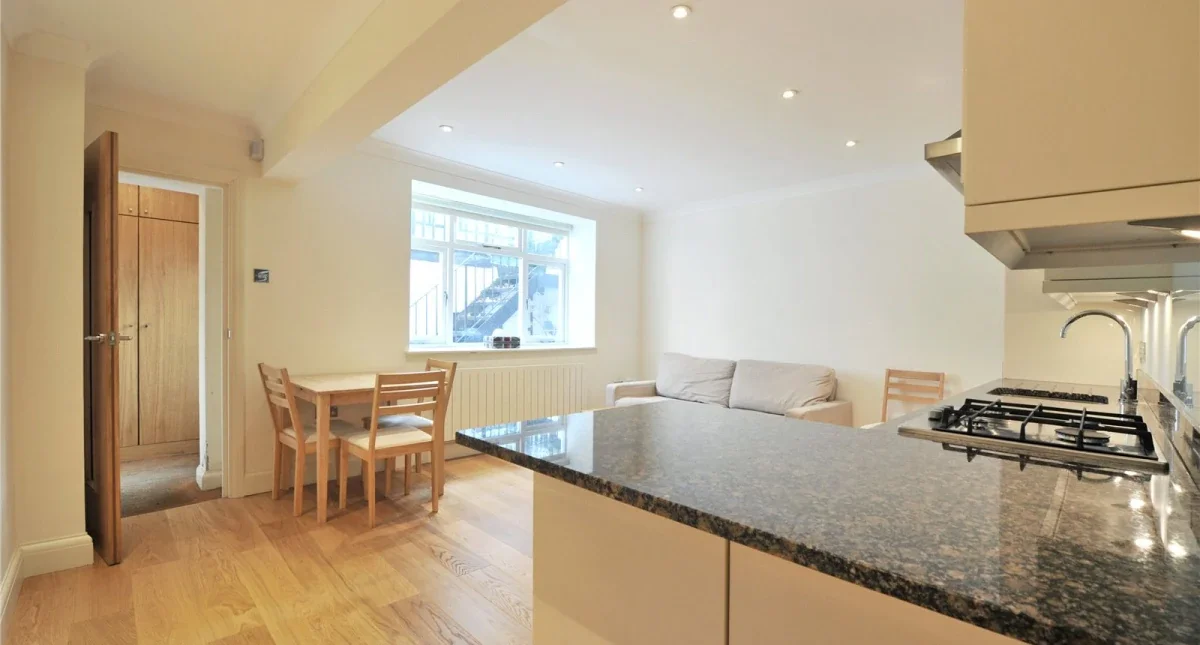 Flat Maple Street in Greater London