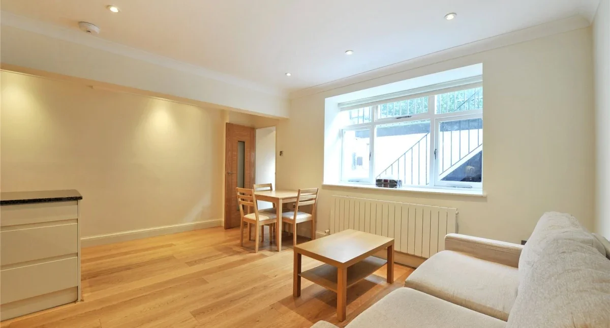 Flat Maple Street in Greater London
