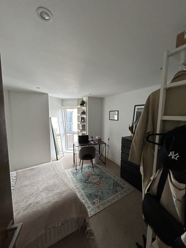 Room Sylvester Path in Greater London