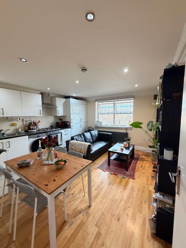 Room Markfield Road in Greater London