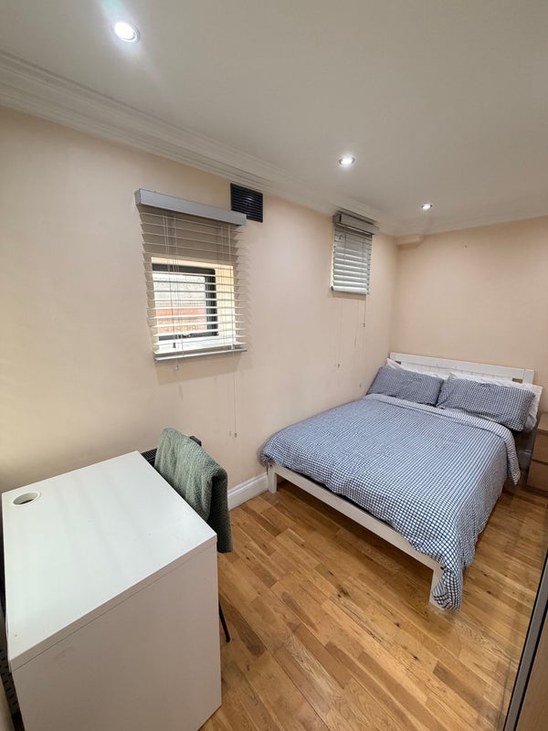 Room Markfield Road in Greater London