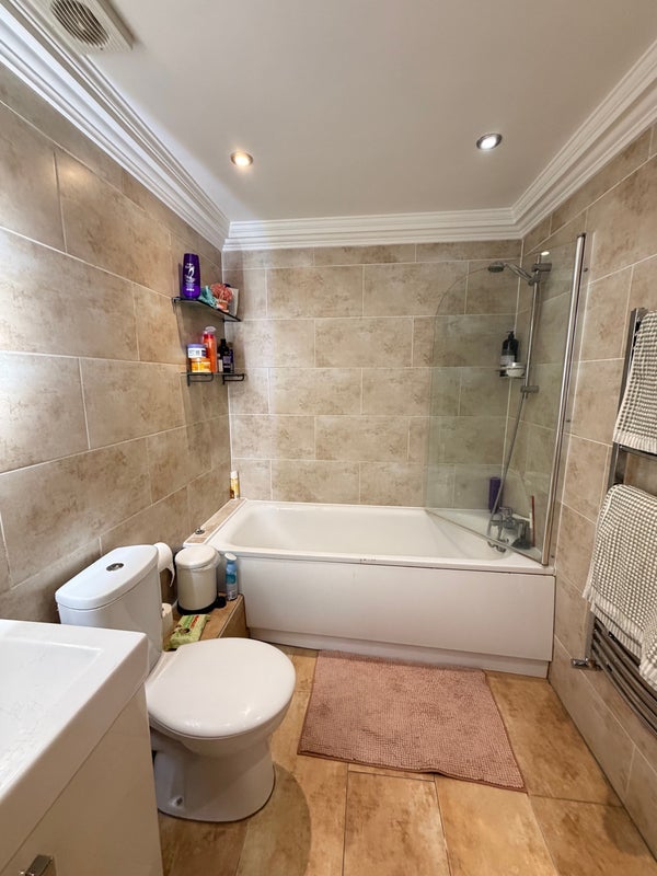 Room Markfield Road in Greater London