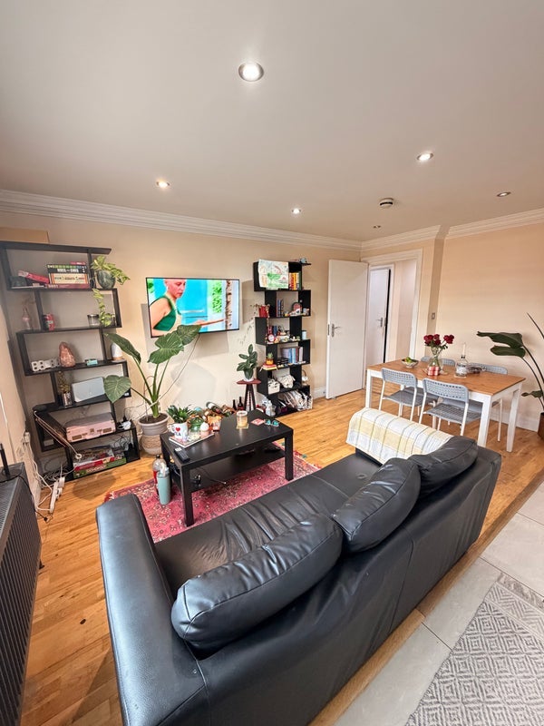 Room Markfield Road in Greater London