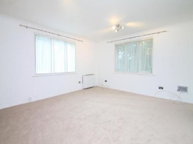 Flat Fairbairn Close in Greater London