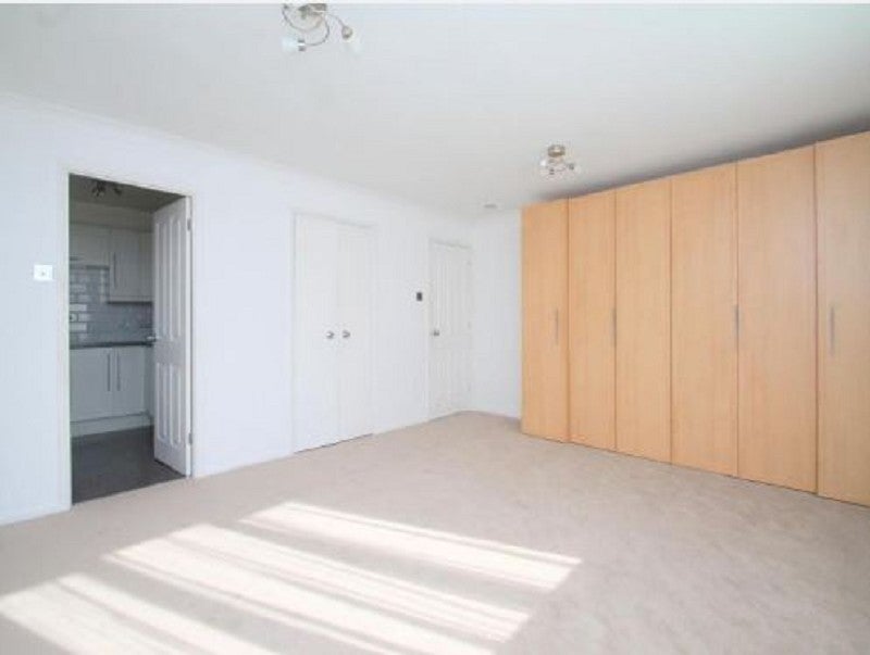 Flat Fairbairn Close in Greater London