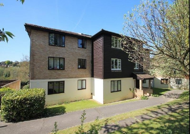Flat Fairbairn Close in Greater London