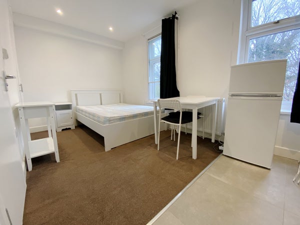 Flat Spring Grove Road in London