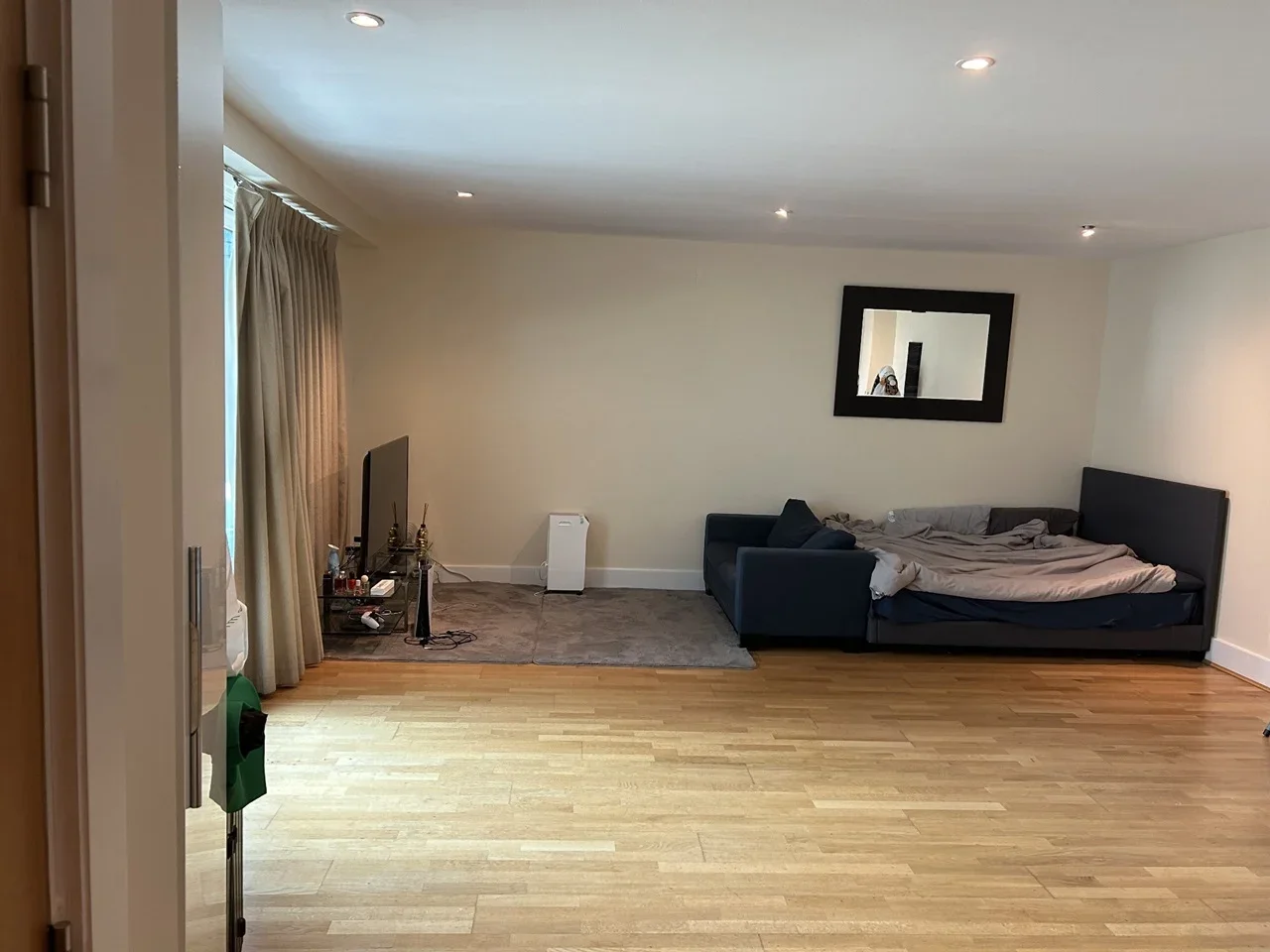 Flat Nine Elms Lane in Greater London