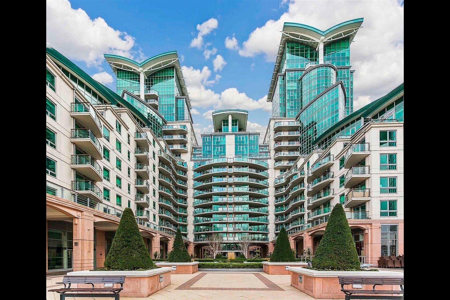 Flat Nine Elms Lane in Greater London