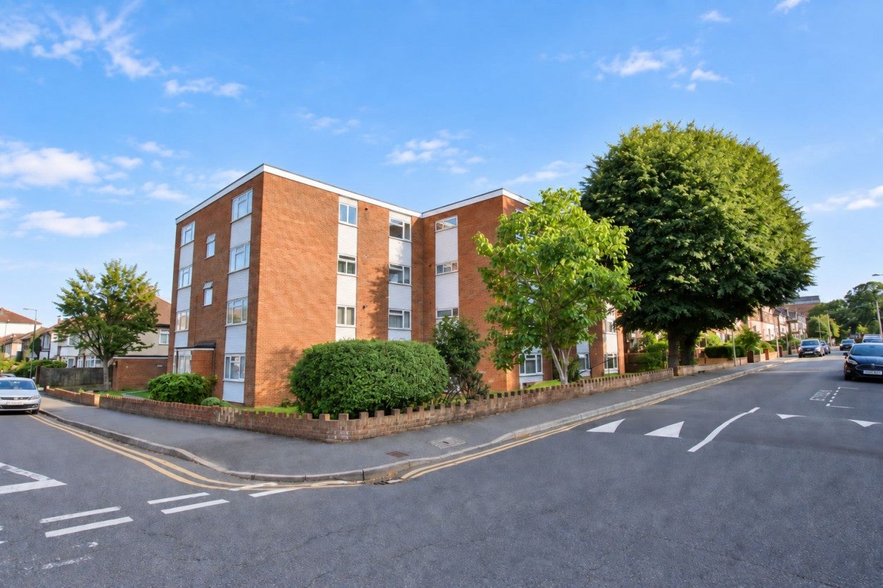 Flat Ross Road in Greater London