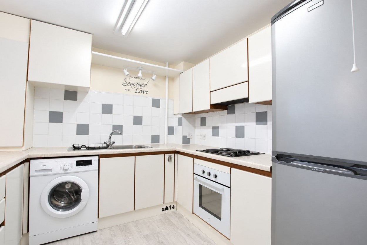 Flat Ross Road in Greater London