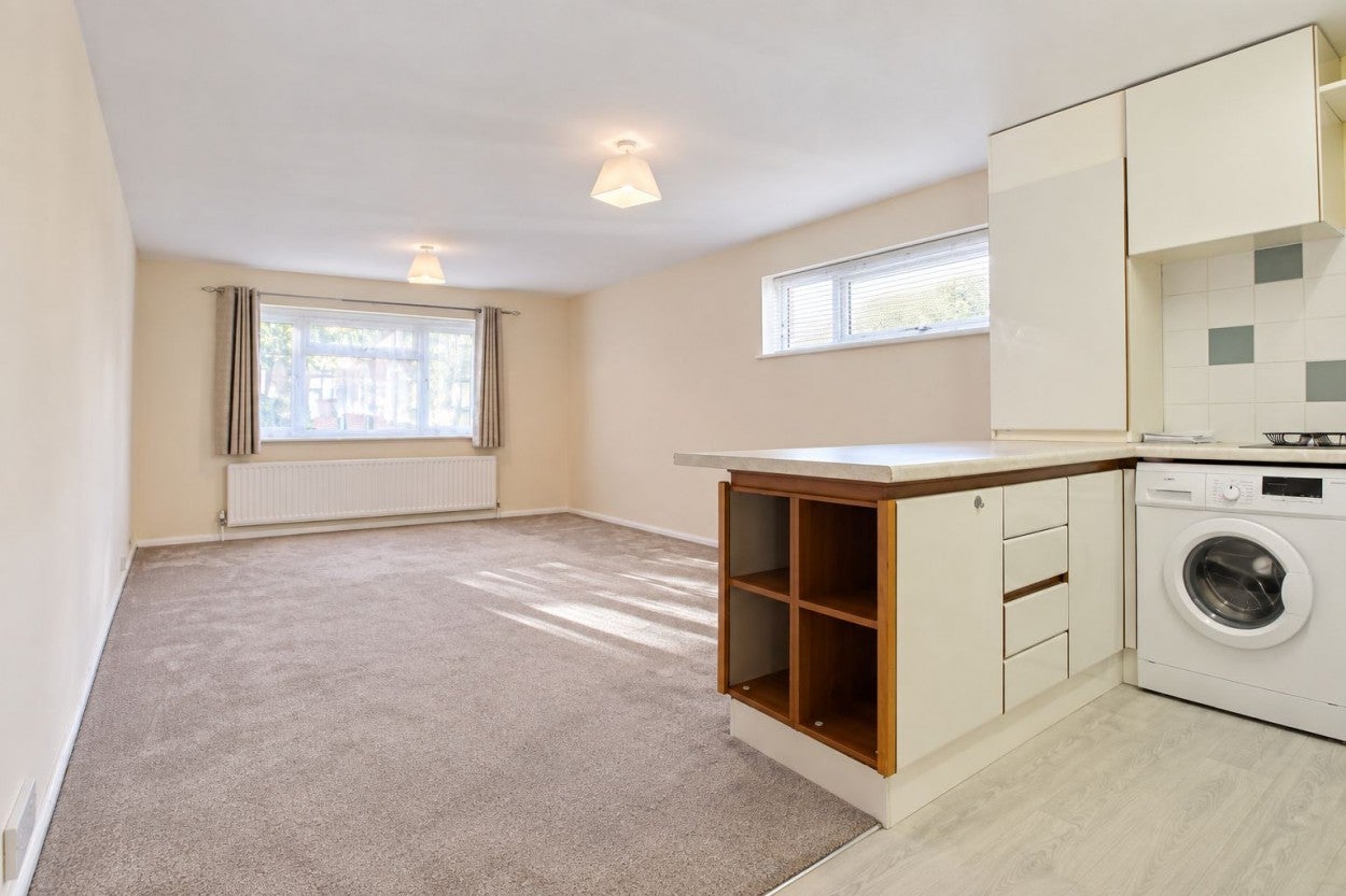 Flat Ross Road in Greater London