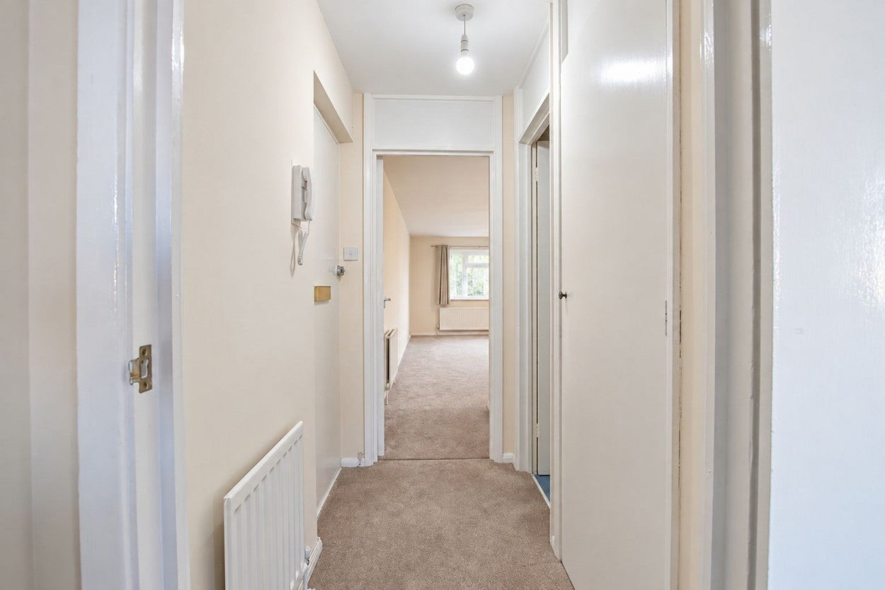 Flat Ross Road in Greater London
