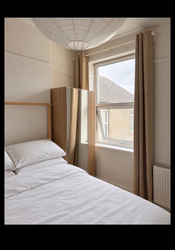 Room Cathedral Road in Cardiff