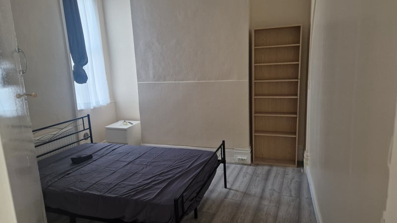 Room Floyd Road in Greater London