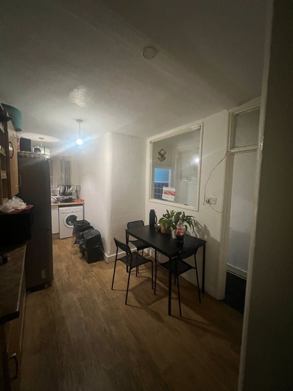 Room Floyd Road in Greater London