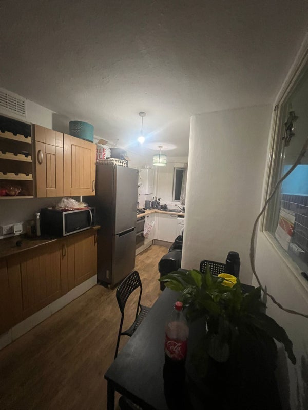 Room Floyd Road in Greater London