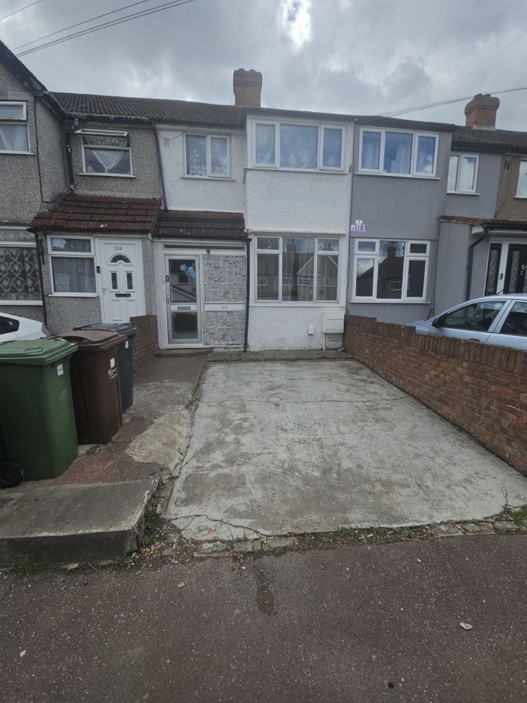 House Oval Road North in Greater London