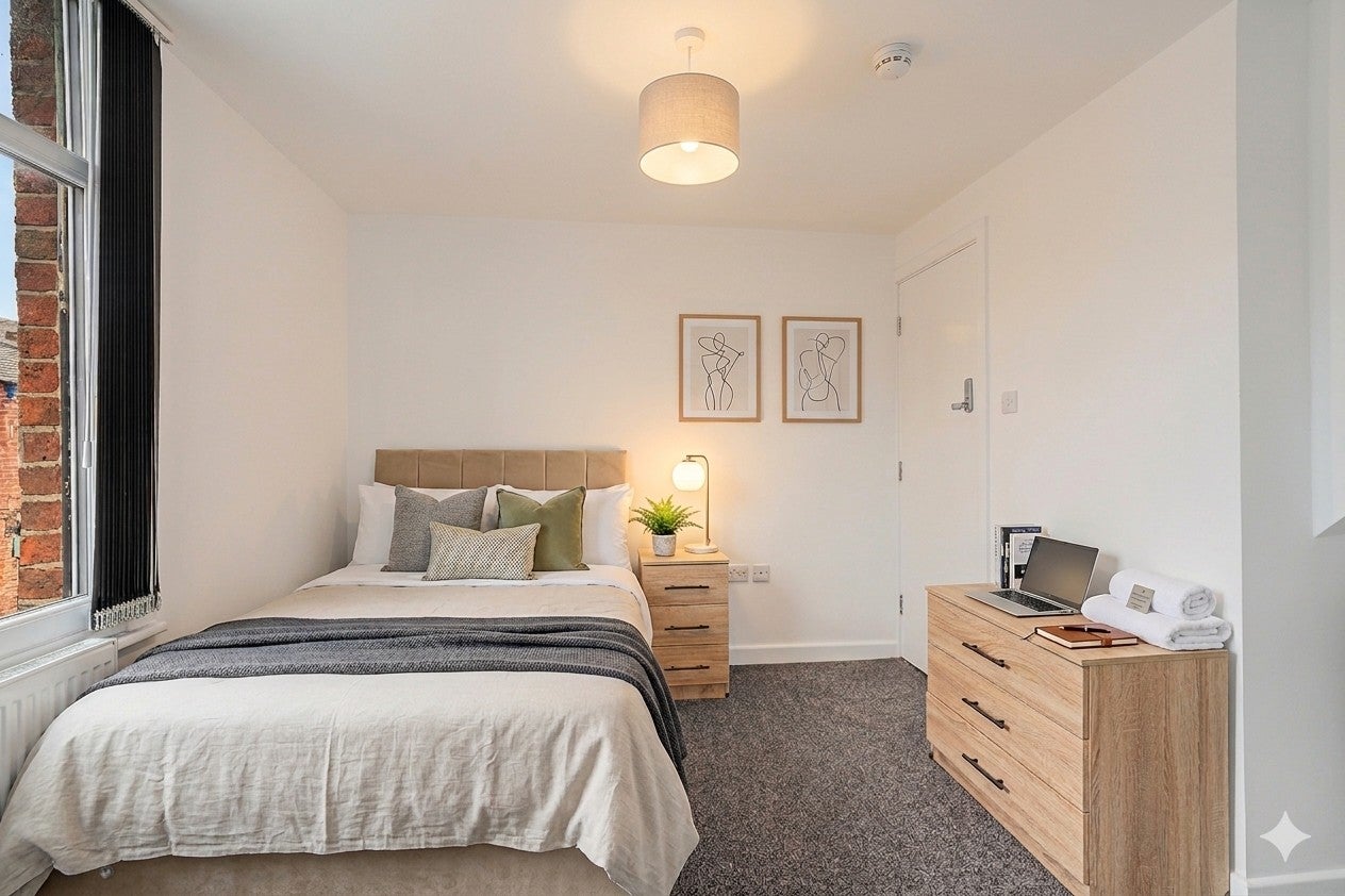 Room Heath Street in Golborne