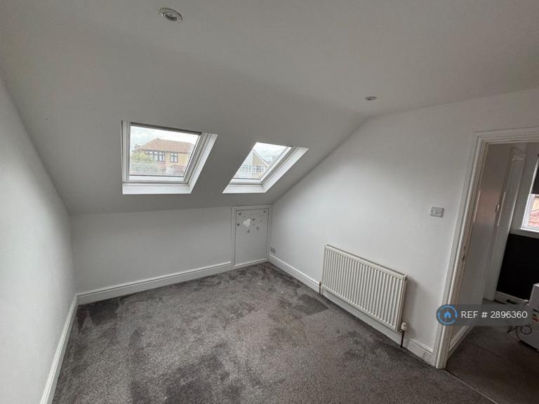 Room Castleton Avenue in Greater London