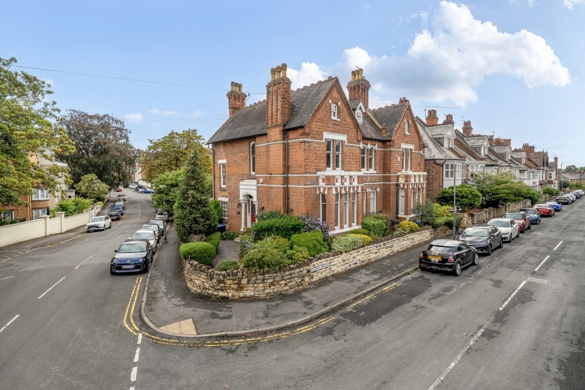 House Beauchamp Hill in Royal Leamington Spa