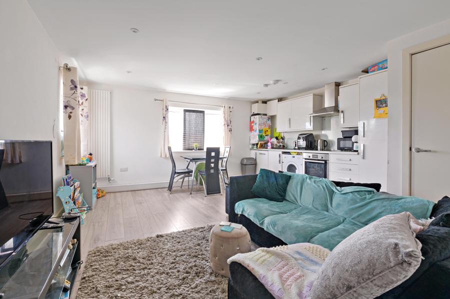 Flat Ruxley Lane in Epsom and Ewell