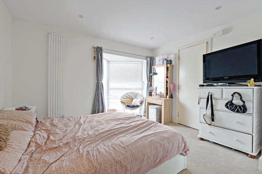 Flat Ruxley Lane in Epsom and Ewell