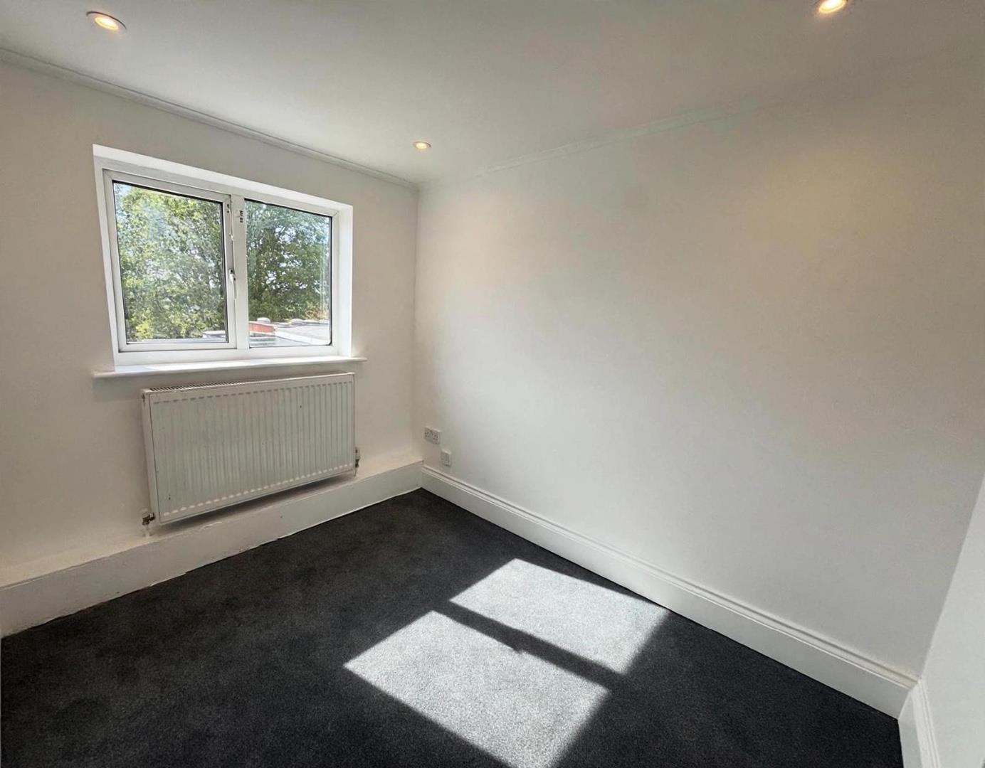 Flat Highfield Road in Greater London