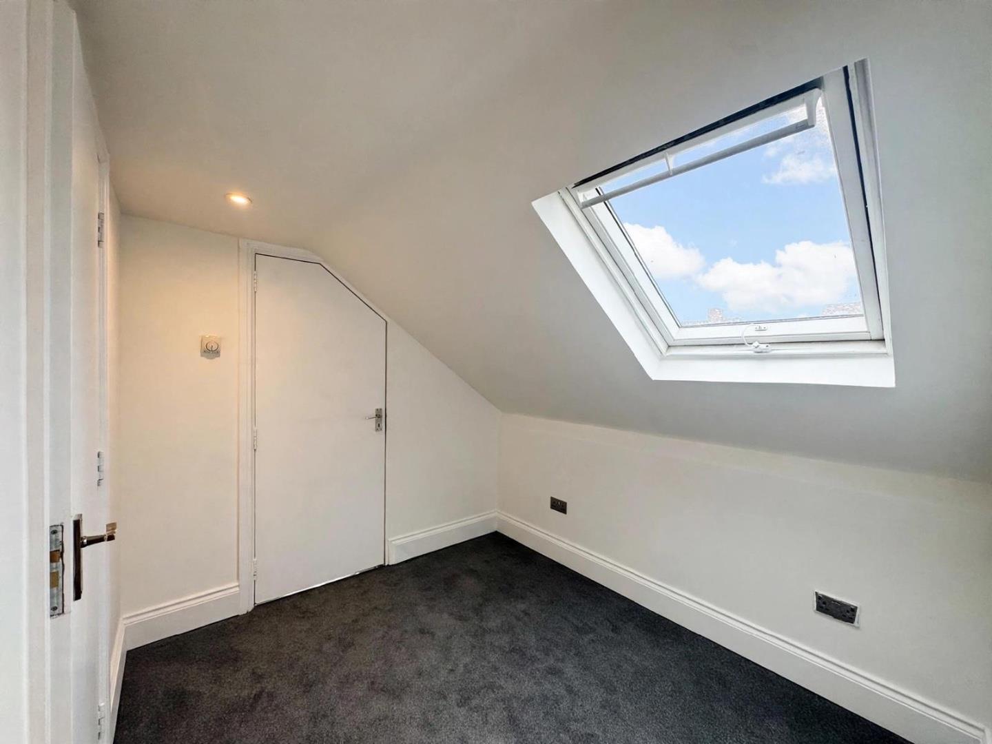 Flat Highfield Road in Greater London