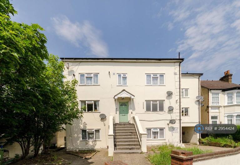 Flat Norwich Road in Greater London