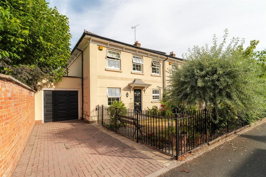 House Priory Place in Cheltenham