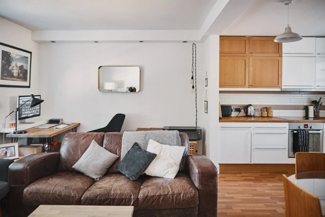 Flat Clapham Crescent in Greater London