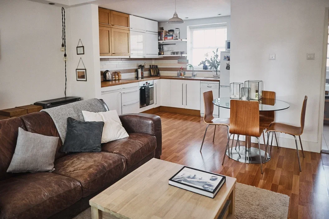Flat Clapham Crescent in Greater London