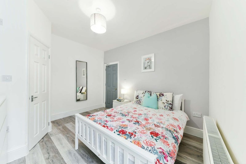Room Farmhouse Road in Greater London