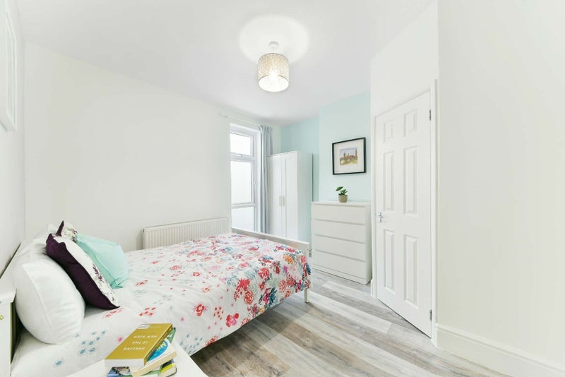 Room Farmhouse Road in Greater London