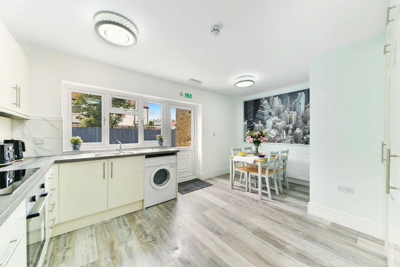 Room Farmhouse Road in Greater London