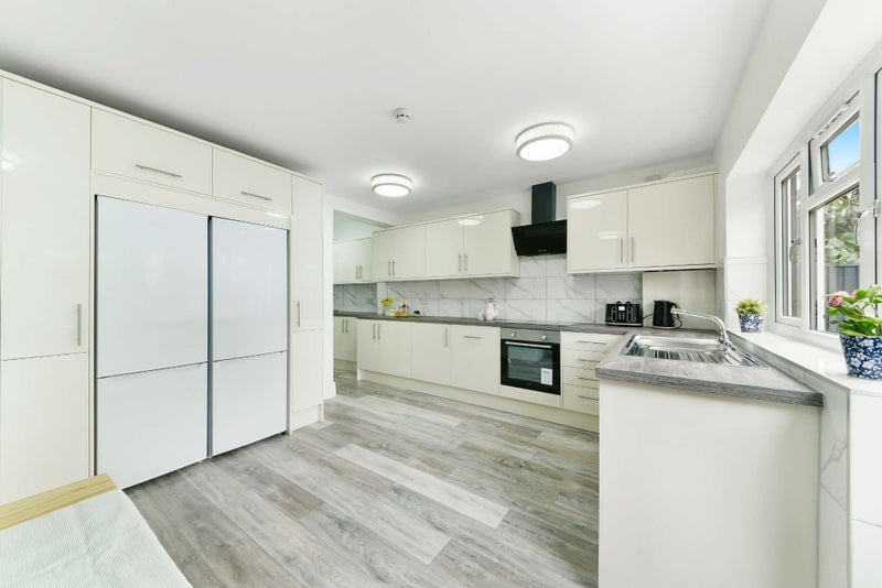 Room Farmhouse Road in Greater London