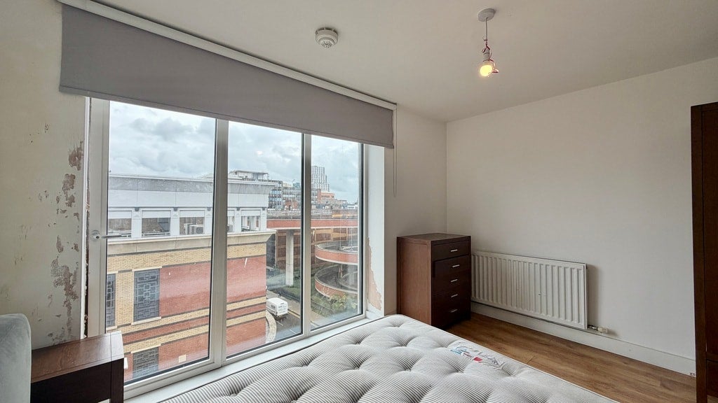 Flat Greenhill Way in Greater London