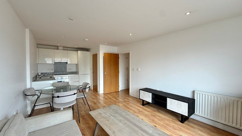 Flat Greenhill Way in Greater London