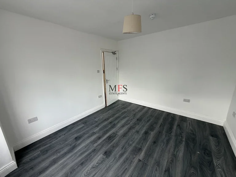 Flat Somerset Road in Greater London