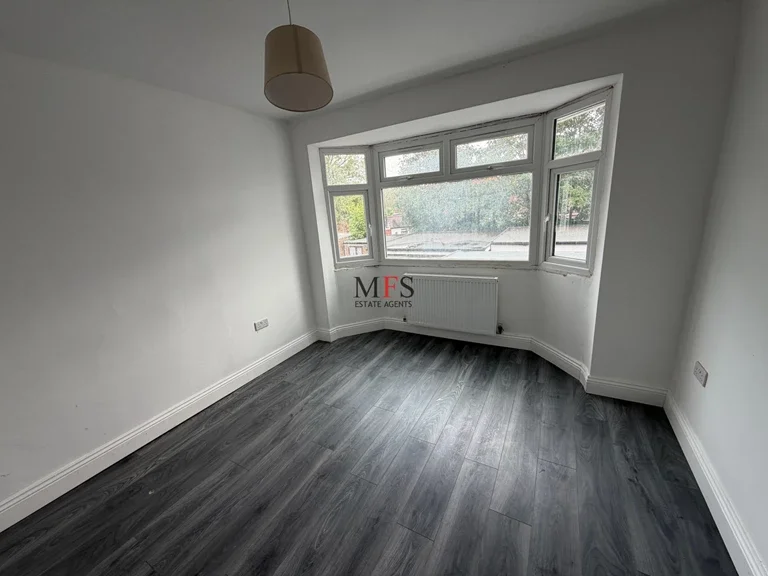 Flat Somerset Road in Greater London