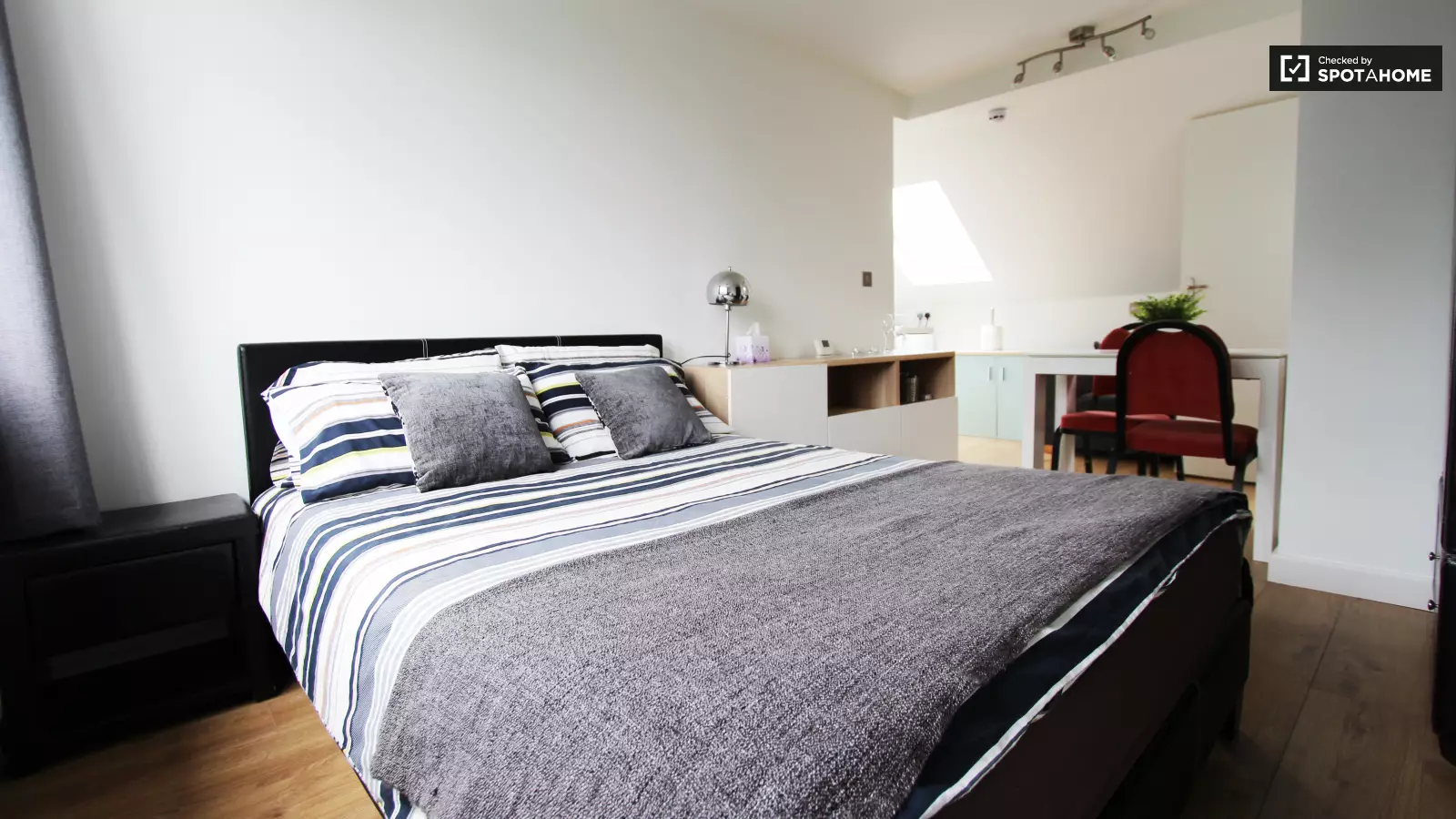 Flat Hendon Way in Greater London