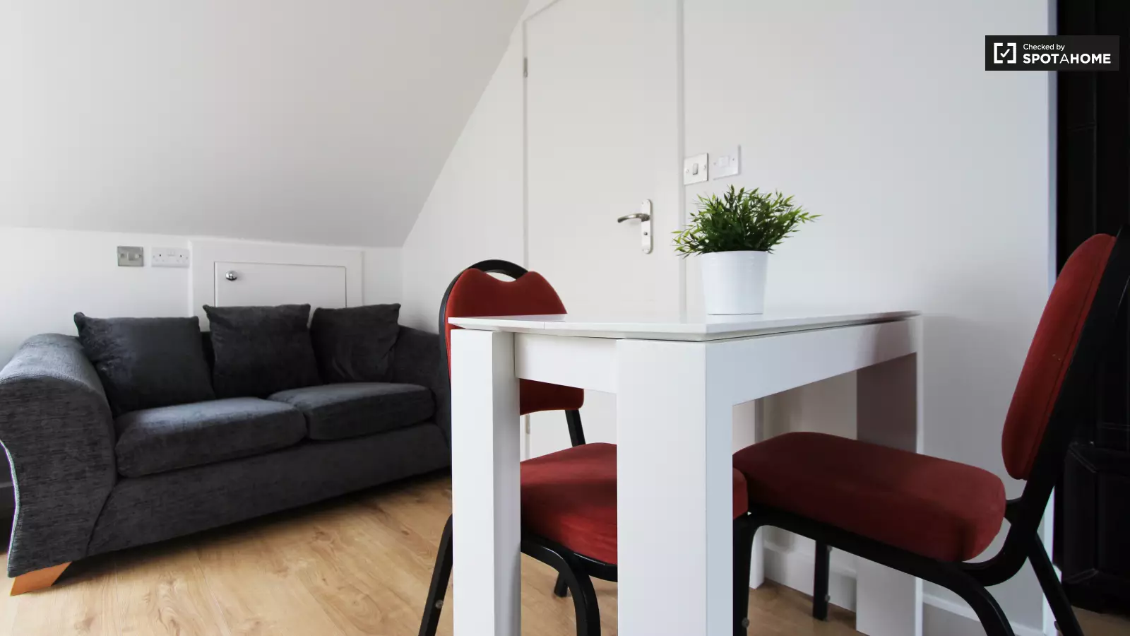 Flat Hendon Way in Greater London