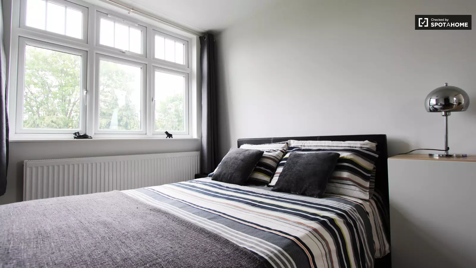 Flat Hendon Way in Greater London