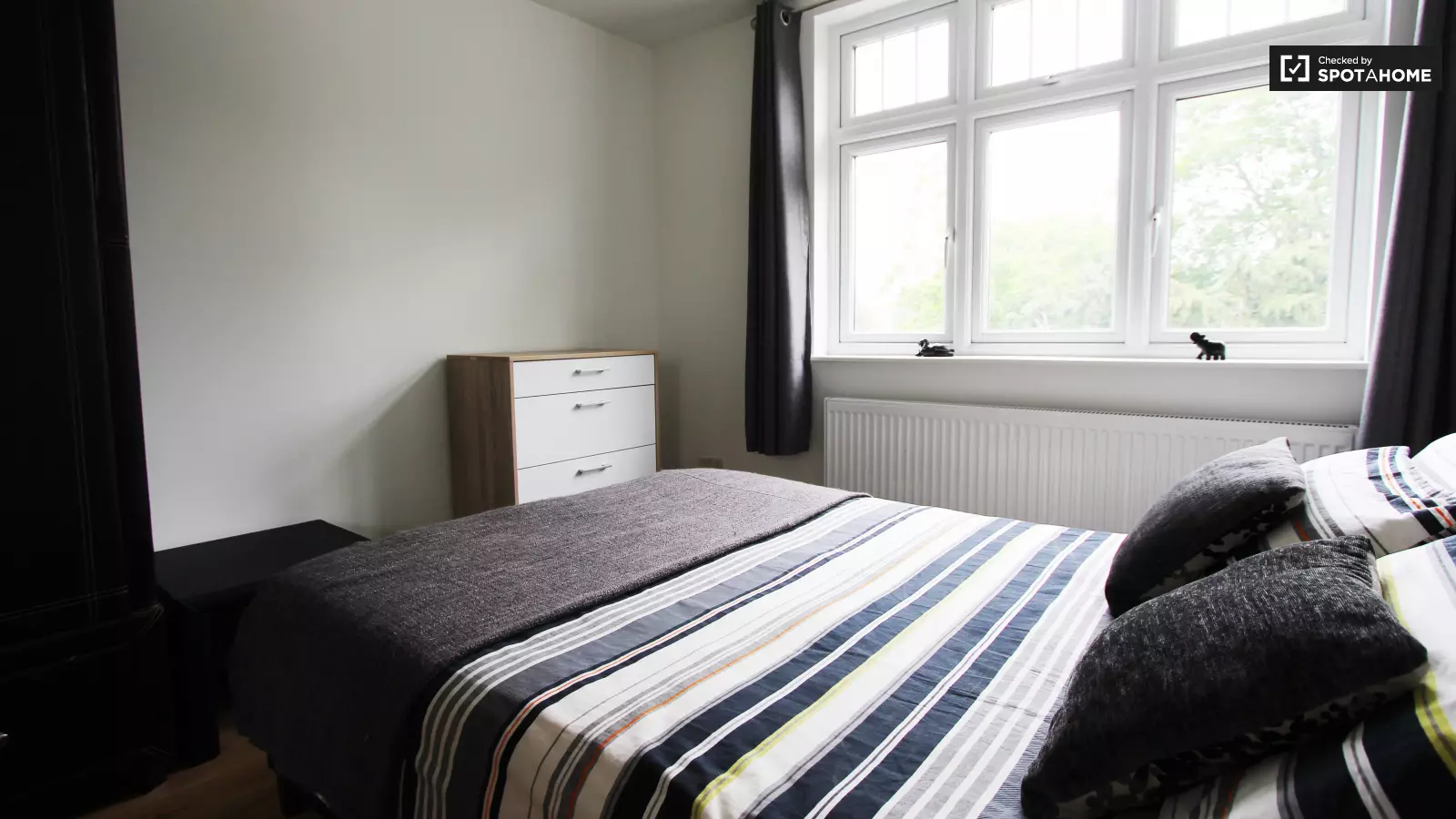 Flat Hendon Way in Greater London