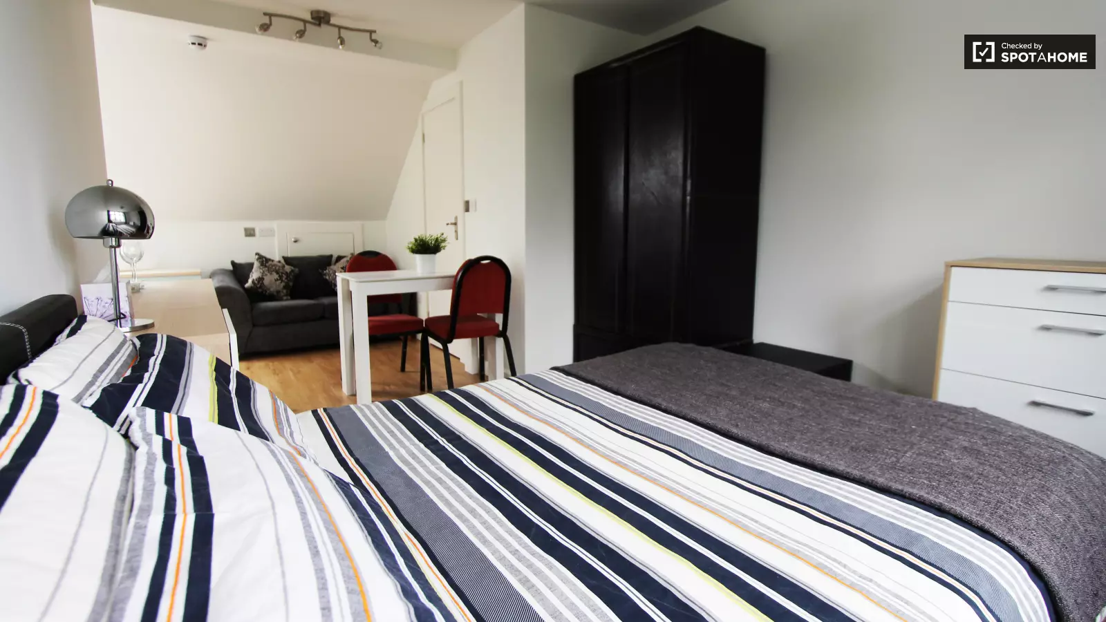 Flat Hendon Way in Greater London