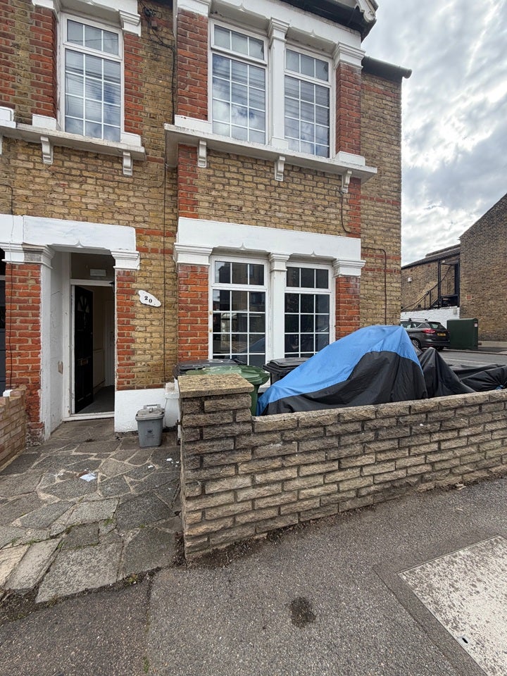 Flat Woodlands Street in Greater London