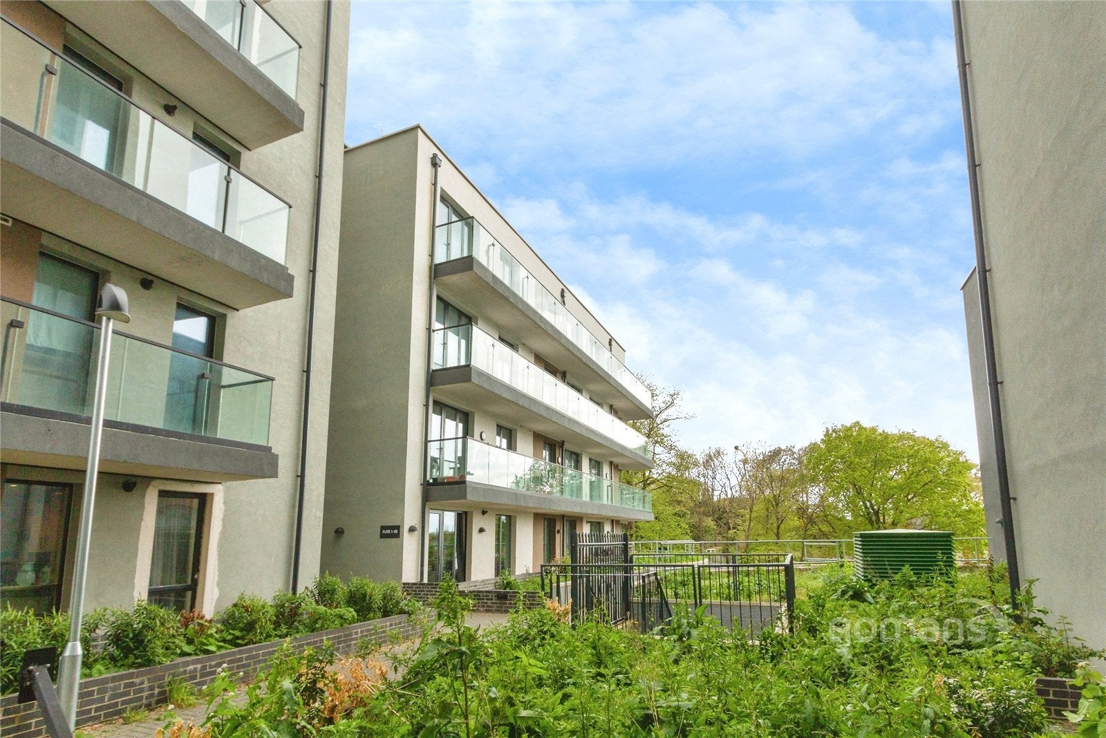 Flat Farnborough Road in Rushmoor