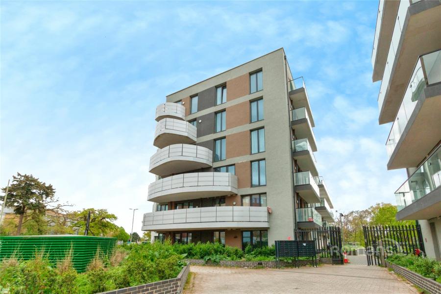 Flat Farnborough Road in Rushmoor