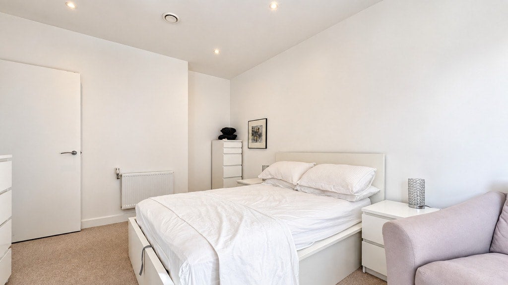 Flat Hilltop Avenue in Greater London